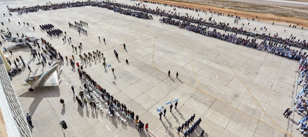 Más de 3.000 alumnos prometieron lealtad a la Bandera en la IV Brigada Aérea en Mendoza.