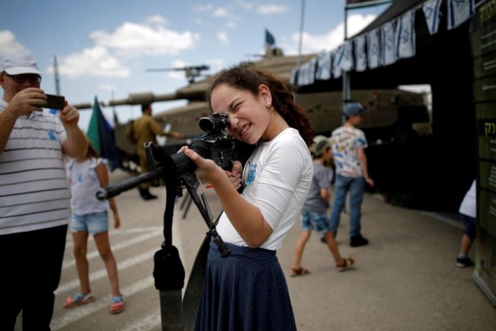 Una niña juega un con arma en Israel.