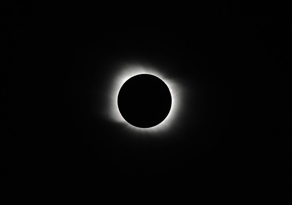 Foto del eclipse total de Sol en Piedra del Águila, Neuquén, en 2019. (Foto: Fernando de la Orden/Clarín)