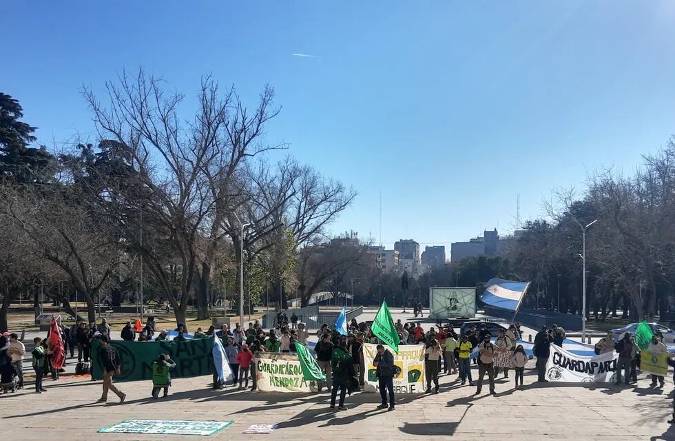 Tras caminar 200 km, los guardaparques de las áreas naturales protegidas de Mendoza reclaman en Casa de Gobierno.