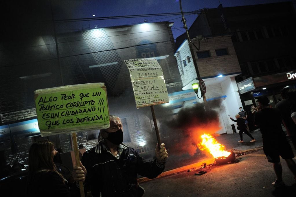 El reclamo de justicia por el crimen del kiosquero, frente a una comisaría de Ramos Mejía. (Clarín)