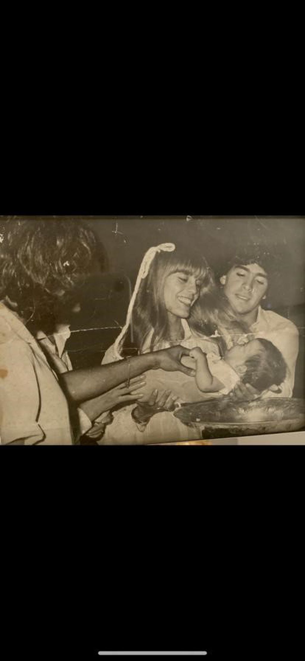 El bautismo en los Capuchinos. "Ya era grandecita porque, por las giras, no podían venir a Córdoba", evoca María Inés sobre Maradona y Valencia.