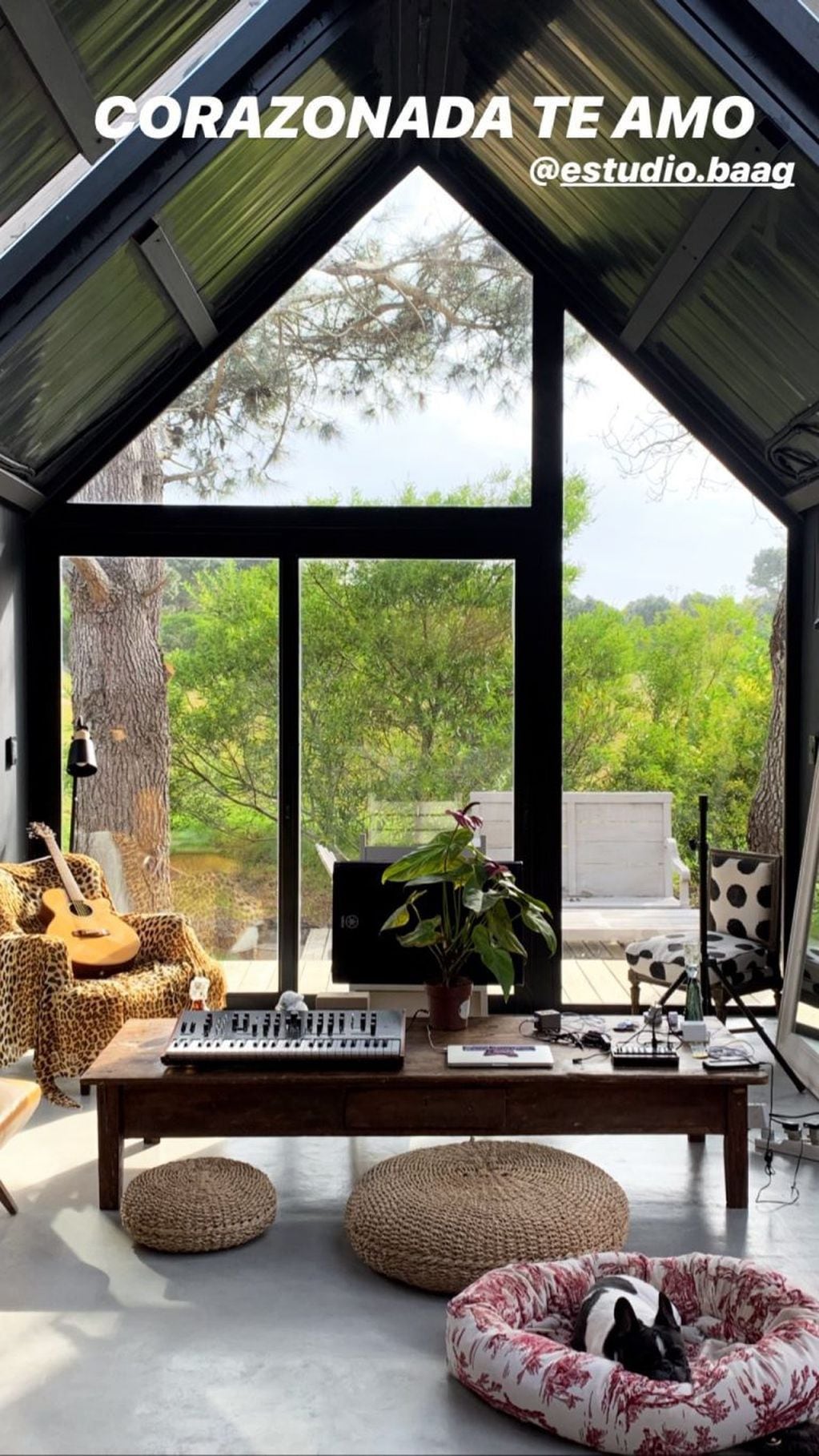 La casa autosustentable de Calu Rivero, posee ventanas en los techos y paredes de cada ambiente para lograr una ventilación cruzada e iluminación natural (Foto: Instagram)