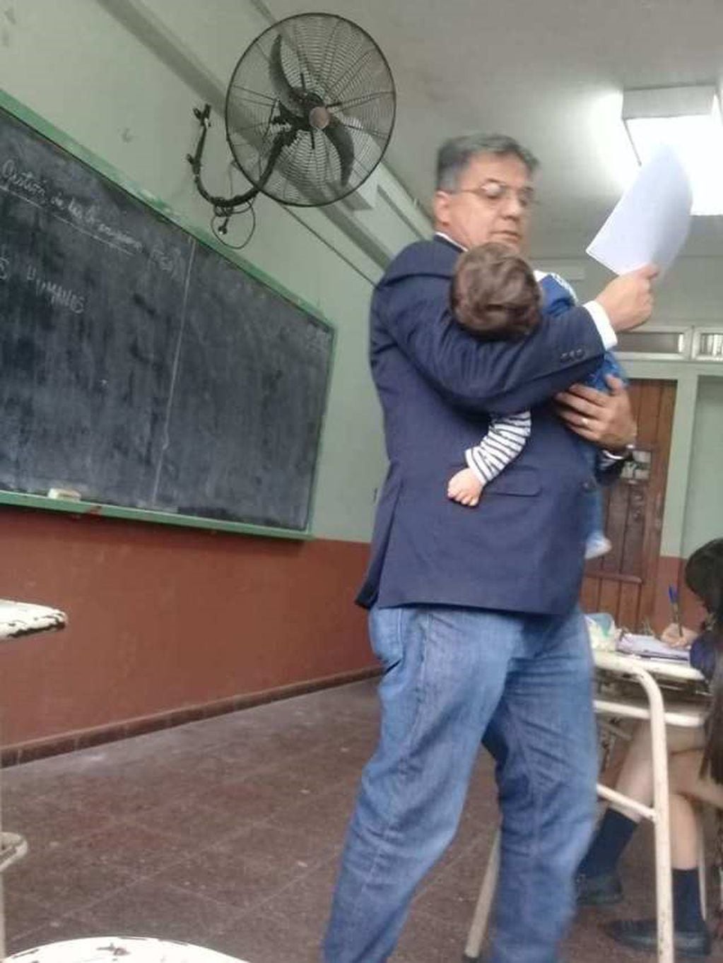 Julio Cruz, el profesor que dio clases con el bebé de un alumna en brazos en Concepción Tucumán.
