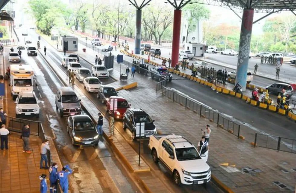 Más de 3500 coches pasan por el Puente de la Amistad el día de la reapertura