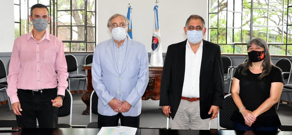 El intendente Jorge, el secretario Córdoba y la directora Gutiérrez, junto a Luis Brandoni en el "salón de los Intendentes" del edificio municipal.