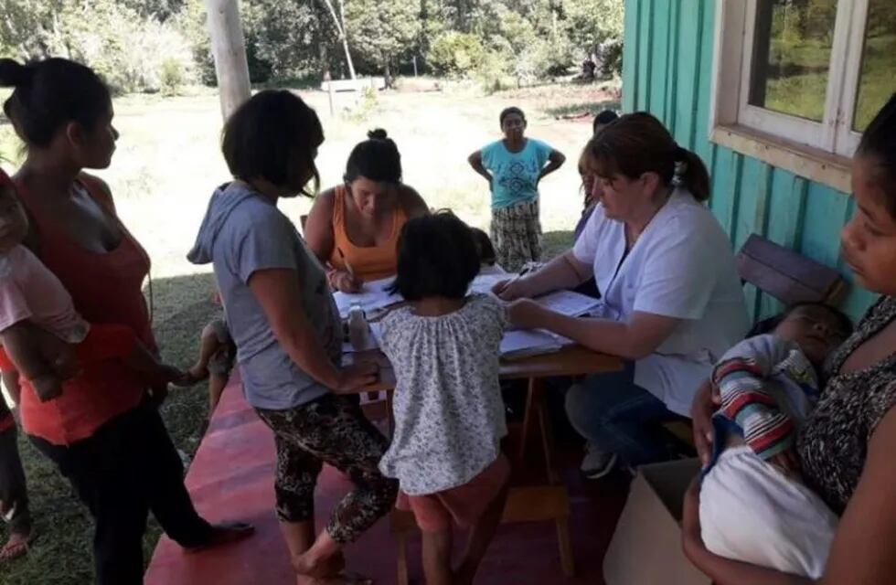 Mbyá guaraníes atendidos en sus aldeas en 2019. (Ministerio de Salud)