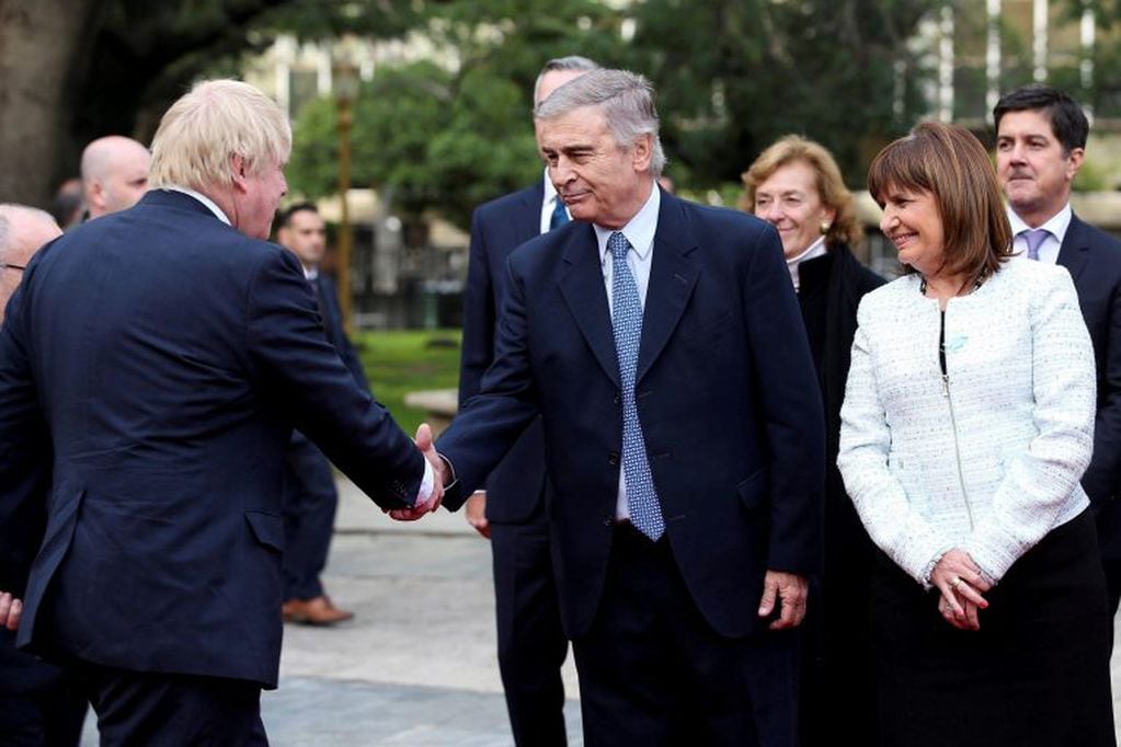 El saludo de Johnson con los ministros