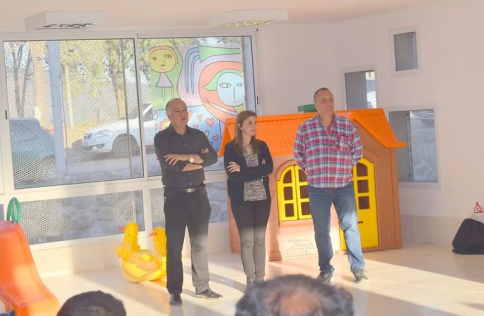 El intendente Claudio Chavero y la directora de esarrollo Social, Mariana Aronna, estuvieron presentes en el inicio de la actividad académica.