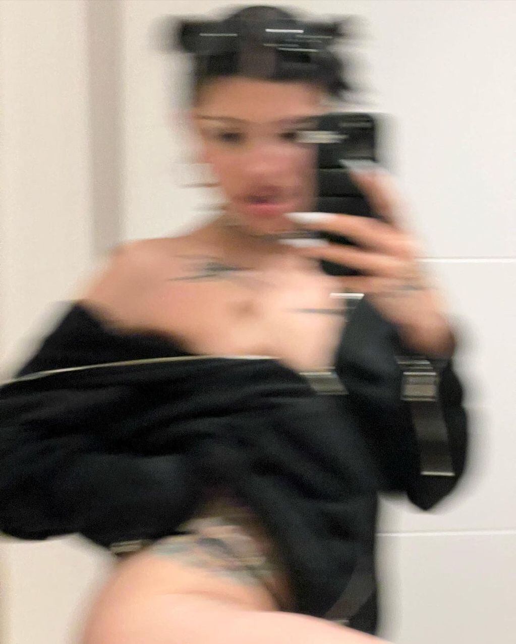 Cazzu puso en jaque la censura en Instagram luciendo tan solo una campera.