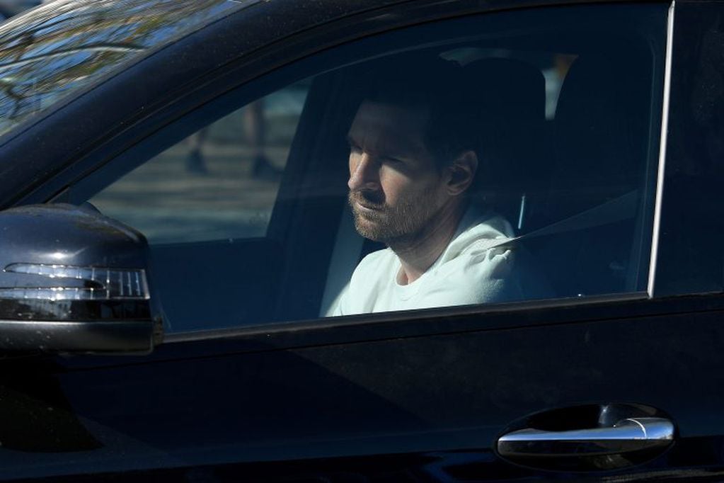 Messi llegó a la cita y apenas bajó de su auto se colocó el tapabocas. (AFP)