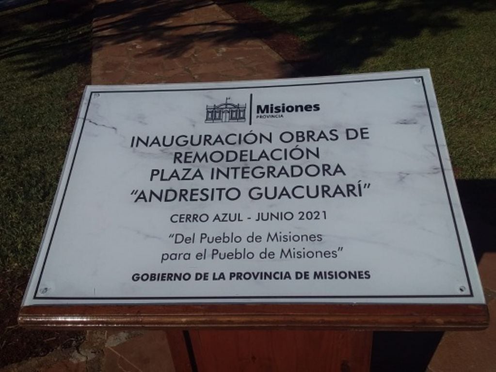 Cerro Azul: el gobernador de la provincia, Oscar Herrera Ahuad, inauguró una plaza integradora