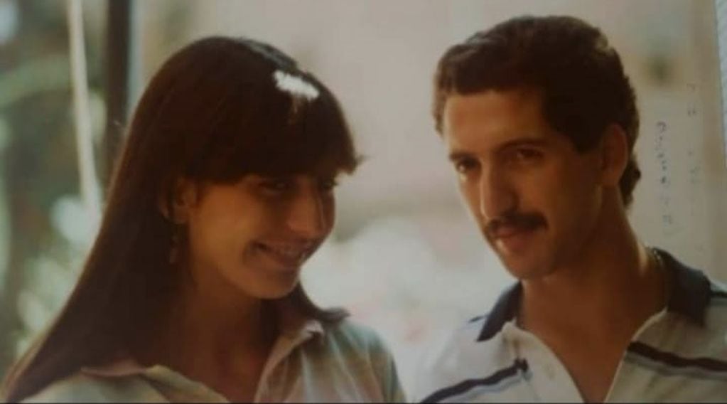 Ximena y Carlos se conocieron en Chile en 1977, se enamoraron y mantuvieron una relación que se desarrolló más en carta (aunque se encontraban cada verano).