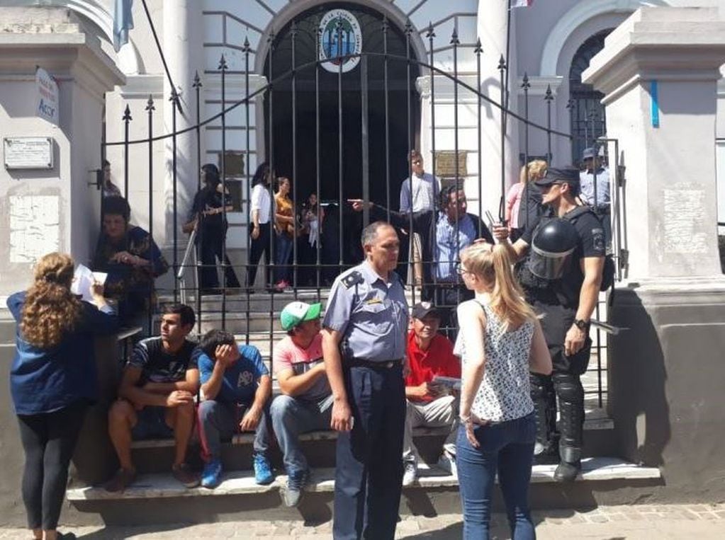 Tensión en la Municipalidad de Corrientes durante una manifestación. (Foto: Corrientes Hoy)