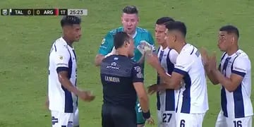Talleres: el polémico penal que sancionó Fernando Espinoza para el 1 a 0 de Argentinos.