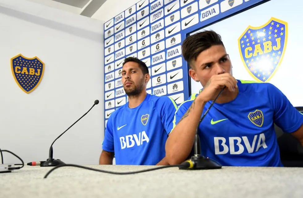 Los defensores de Boca Juniors Juan Manuel Insaurralde (izquierda) y Jonathan Silva brindan una conferencia de prensa el 14/02/2017 en Buenos Aires, Argentina, luego de protagonizar una pelea durante la pru00e1ctica del equipo. rn(Vinculado al texto de dpa 
