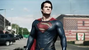 Henry Cavill es el actor que interpreta a esta nueva versión de Superman/Clark Kent.