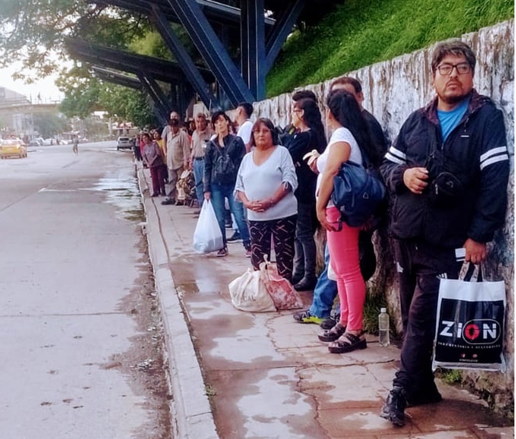 Una situación que se vive a diario: largas filas de residentes del barrio San José de Palpalá, esperando en la parada de los colectivos.