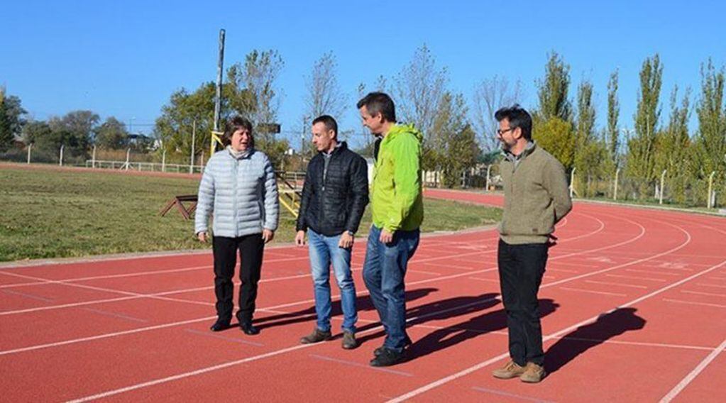 Los funcionarios recorriendo la pista de atletismo (Municipalidad de Santa Rosa)