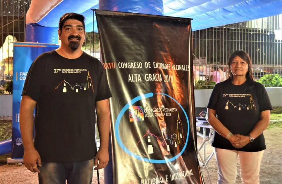 Alejandro Silva y Sara Domínguez promocionaron el Congreso Vecinalista