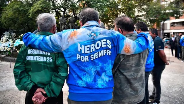 Homenaje. En Plaza de la Intendencia de la ciudad de Córdoba los veteranos de Malvinas recordaron a los soldados caídos en combate en 1982. (Pedro Castillo)