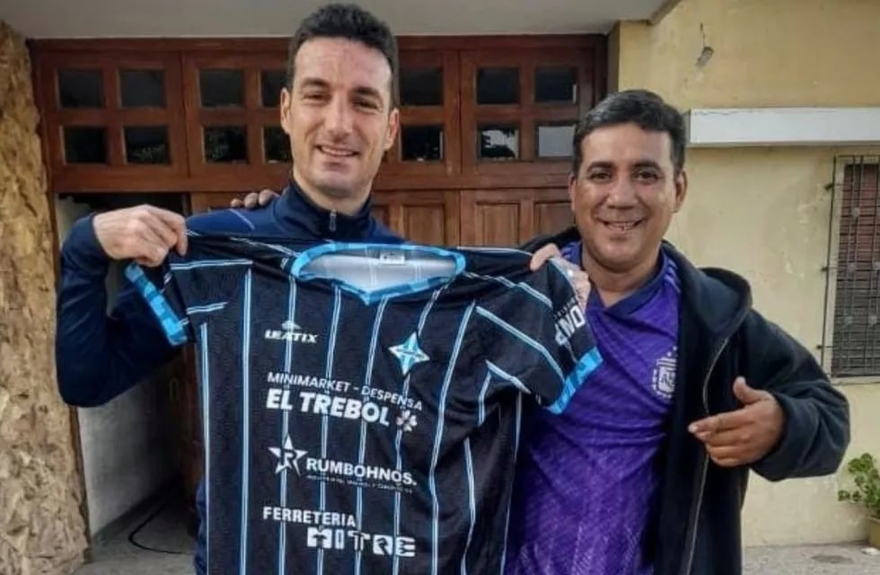 Flavio Sosa, el mendocino que viajó a Pujato para agradecerle con una camiseta de Atlético Argentino a Lionel Scaloni.