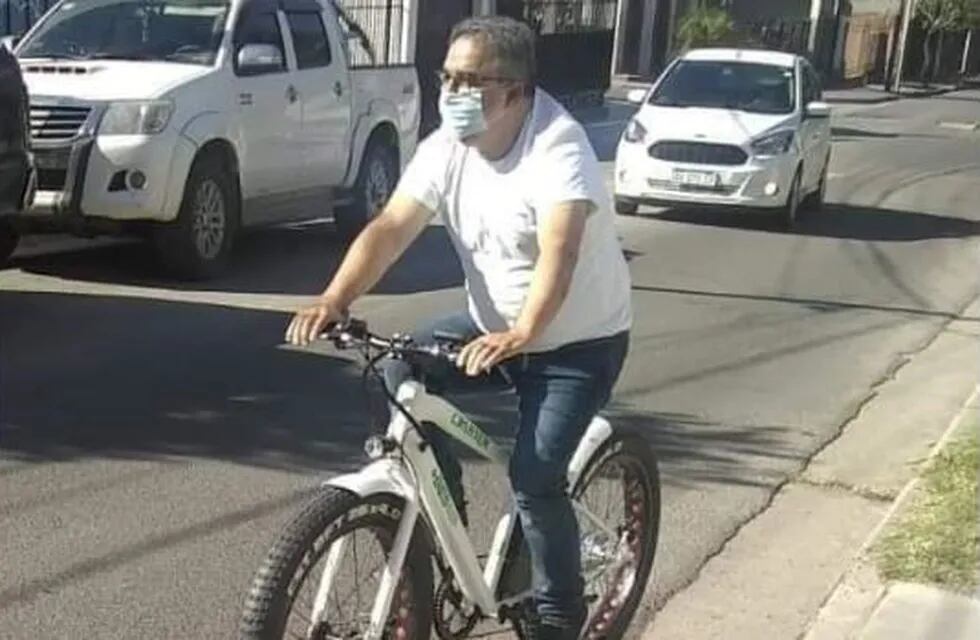 Raúl Jalil en bicicleta.