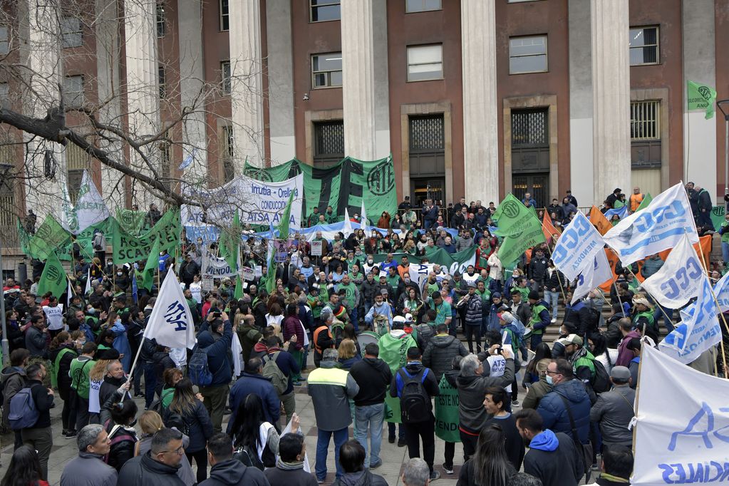 Protesta de ATE

ATE -Asociación Trabajadores del Estado-, realizó una protesta y marchas tras la detención del secretario general, Roberto Macho.