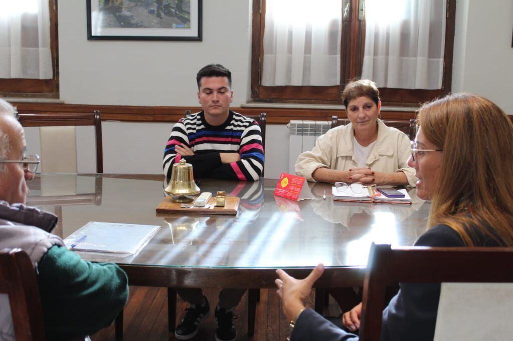 Claudia Cittadino, se reunió con integrantes de la Sociedad Española de Socorros Mutuos de Orense.
