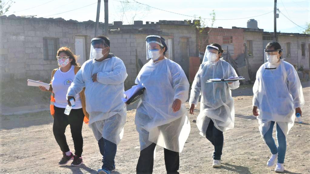 Personal de Salud trabaja en territorio, en respuesta al aumento de contagios de dengue en Jujuy.