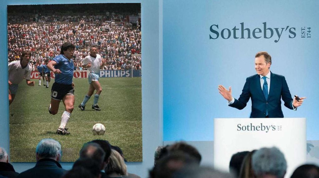 La empresa Sotheby's asegura que la camiseta a subastrase es la que usó Diego en el segundo tiempo.