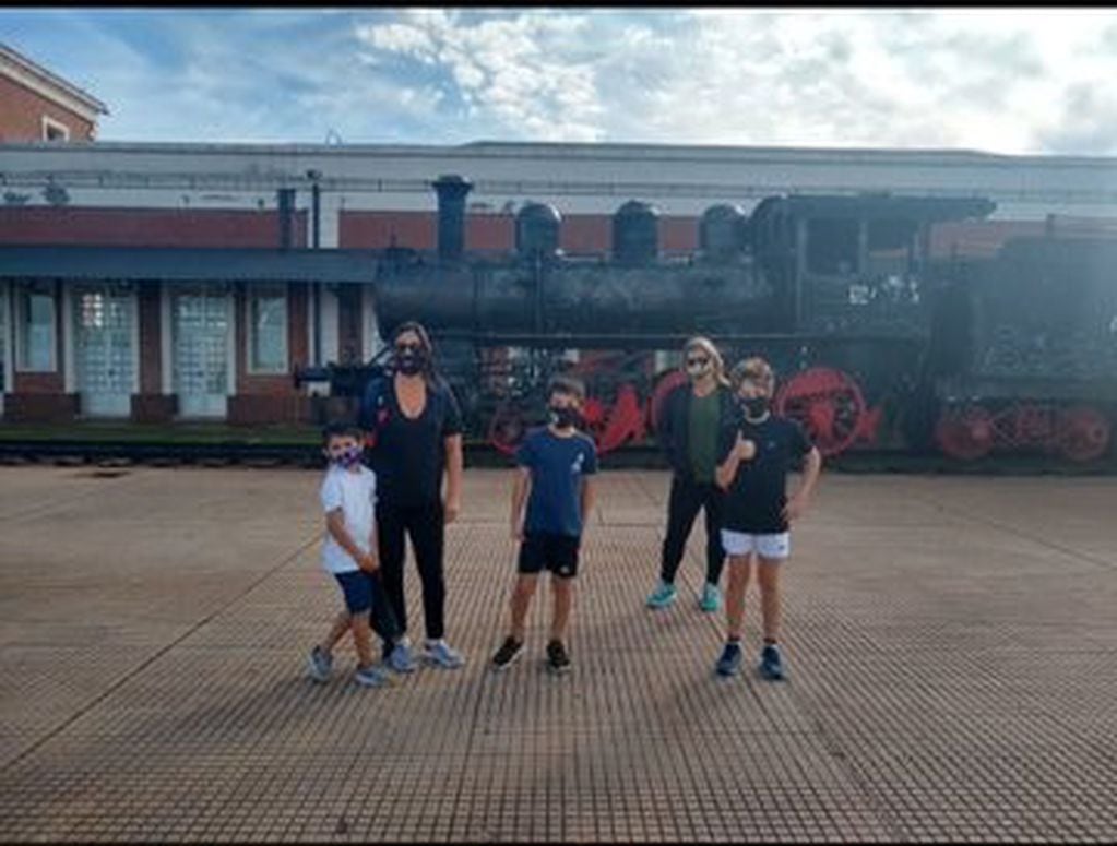 Frente a las clásicas locomotoras misioneras en la Estación del Ferrocarril Urquiza en Posadas. (Misiones Online)