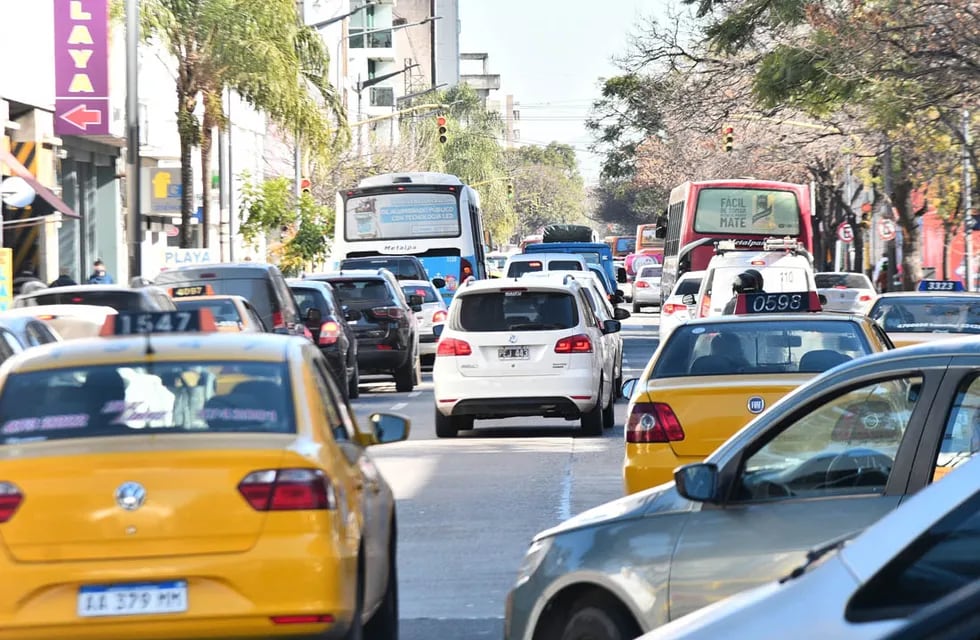 Caos de transito en la ciudad, dificultades para circular, autos, motos, transporte.