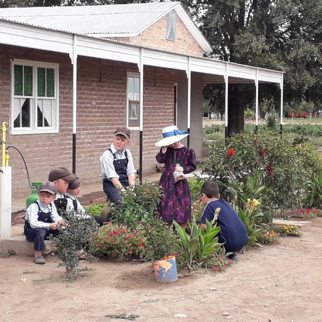 Los niños asisten a escuelas dentro de la colonia "Nueva Esperanza". Hablan plautdietsch y español.