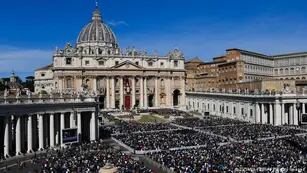Los cristianos que asistieron a escuchar la bendición del Papa.