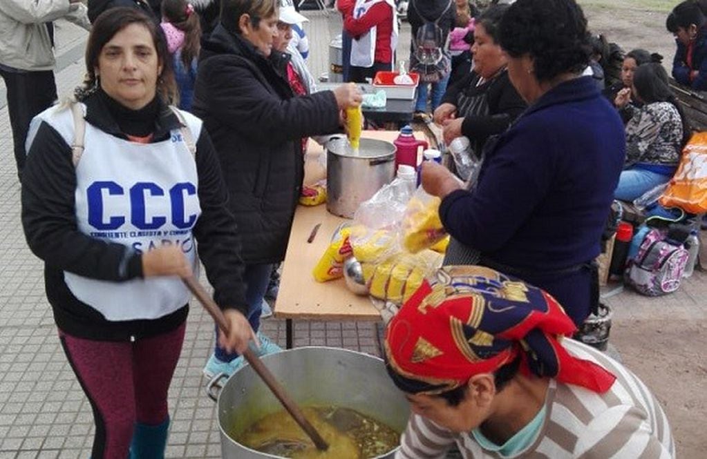 Organizaciones sociales realizan ollas populares y acampe en Plaza San Martín. (Delmonte)