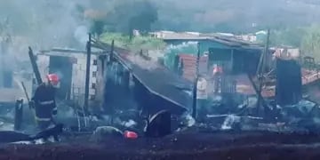 Un incendio consumió por completo tres viviendas en Oberá