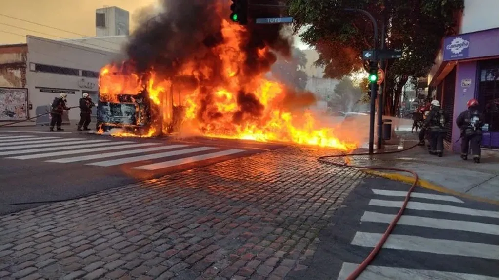 Las llamas alcanzaron los cuatro metros y los bomberos lograron controlarlo.
