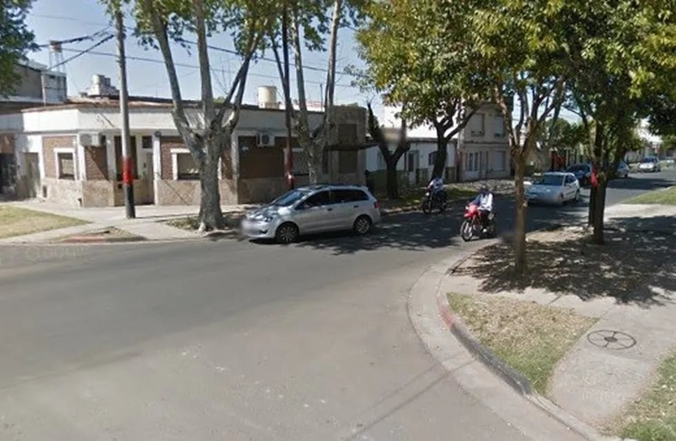 Un ladrón asaltó a un hombre y le pegó dos balazos. (Street View)