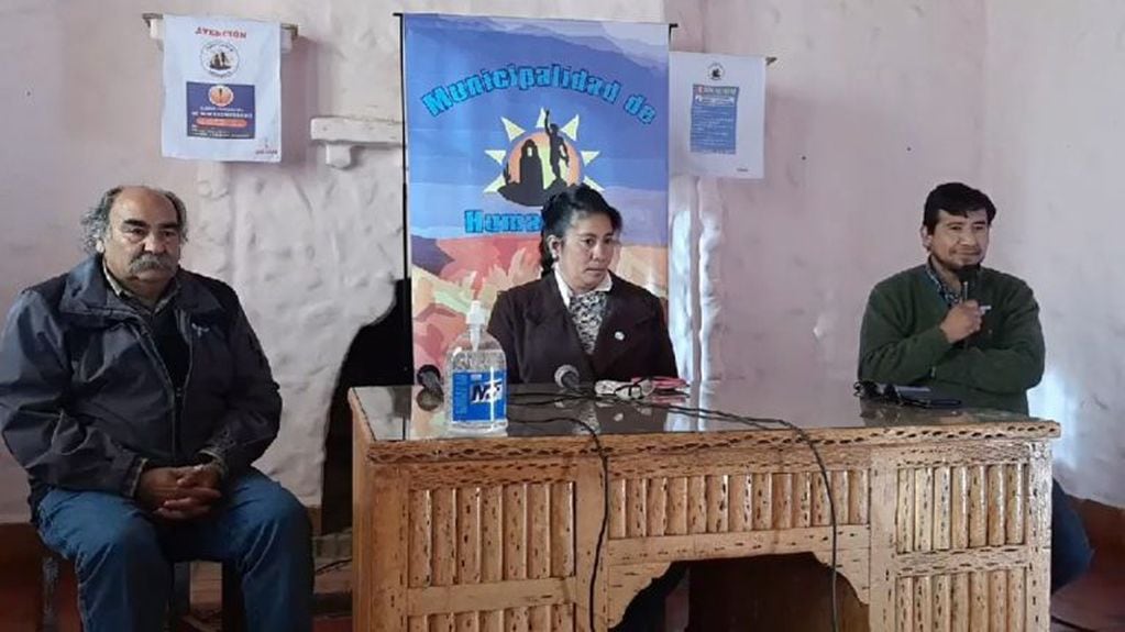 La intendente Karina Paniagua presidió la conferencia de prensa del COE humahuaqueño, acompañada por sus funcionarios Pablo Aisama y César Mamaní.