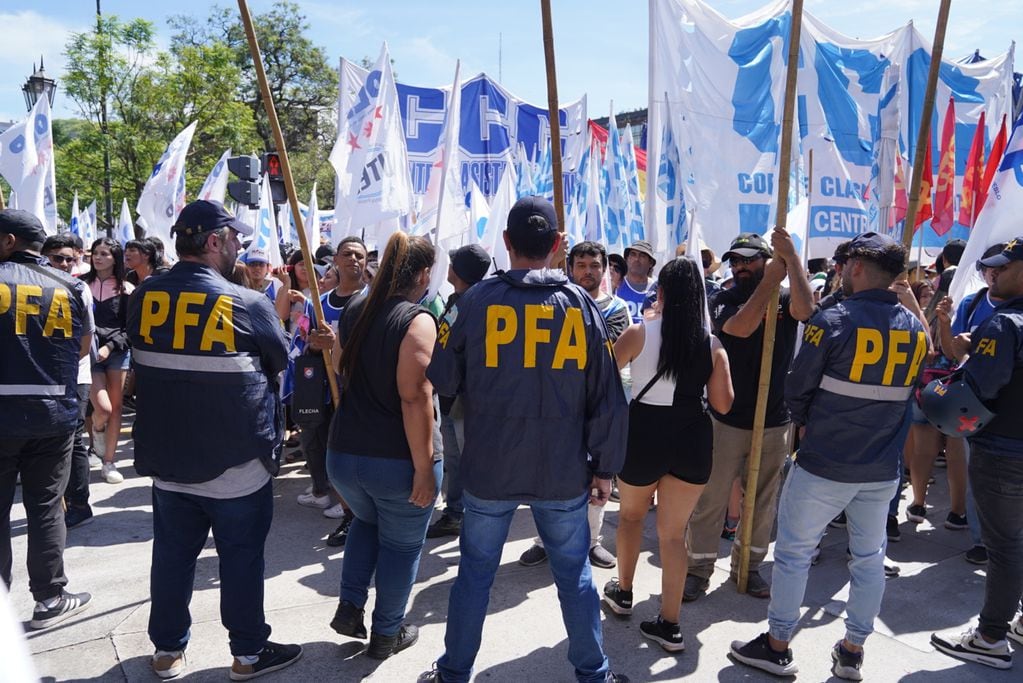 Piqueteros marchan este miércoles contra el DNU del Gobierno de Milei.