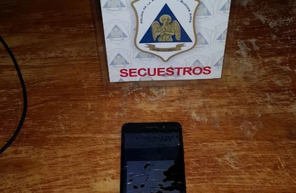 Celular secuestrado por amenaza de bomba en escuela de La Plata.