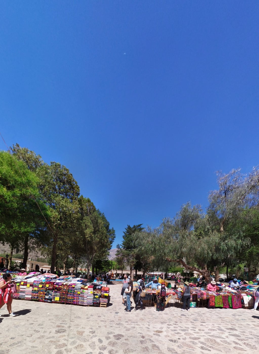 Impactante resulta a los ojos de los visitantes el límpido cielo azul que da marco a las postales de la Quebrada de Humahuaca.