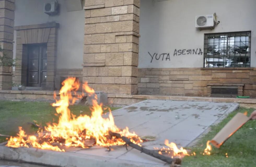 Hubo incidentes en la marcha de pedido de Justicia por Florencia Romano cuando algunos manifestantes vandalizaron Casa de Gobierno de Mendoza. Nicolás Ríos/Los Andes