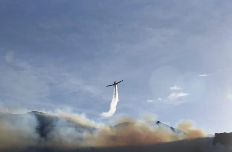 El frente de La Falda, en el Cerro La Banderita, sigue siendo combatido por los bomberos de Córdoba.