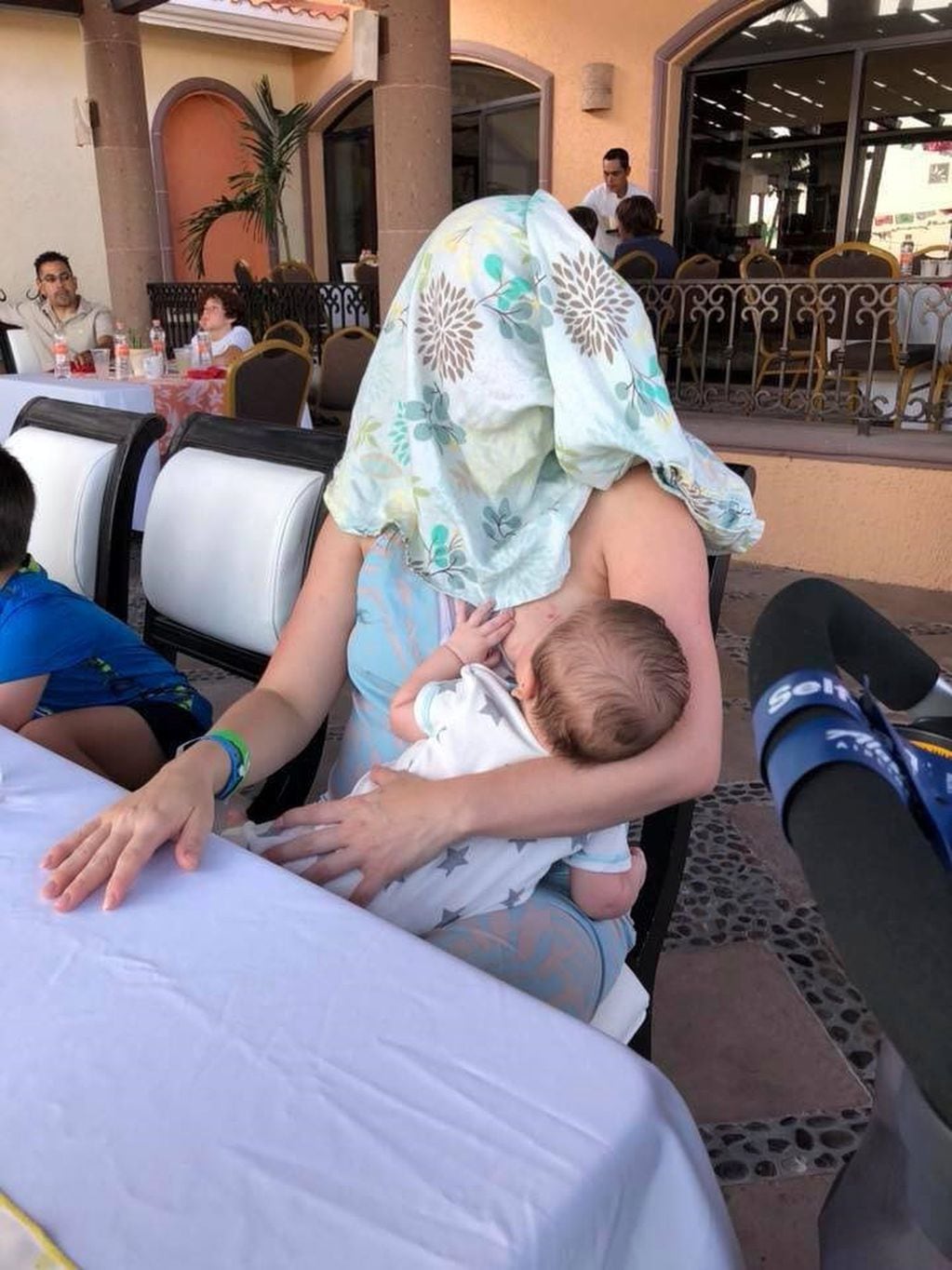 Melanie Dudley estaba dando el pecho a su bebé en un restaurante en Cabo San Lucas (Baja California, México) cuando un desconocido se le acercó y le pidió que se tapara. Ella lo hizo, pero a su manera
