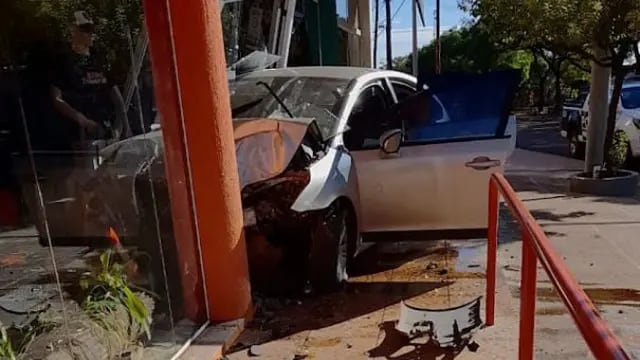 Un vehículo chocó e ingresó dentro de un local comercial en pleno centro de San Vicente