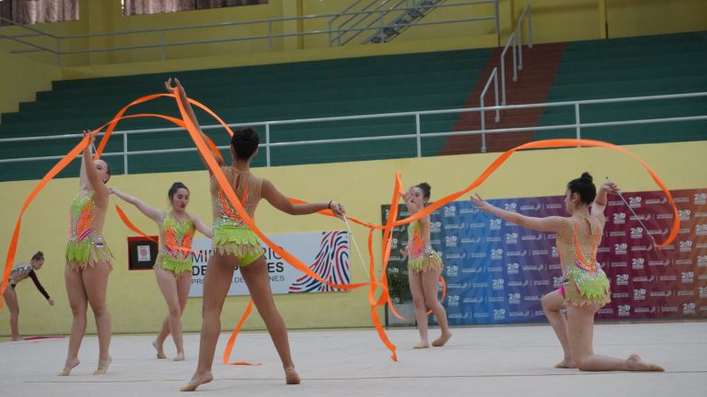 Ganaron dos oros y fueron sensación en los Juegos Evita de Mar del Plata. Las chicas de Gimnasia Rítimica Juvenil en plena acción. (Misiones Online)