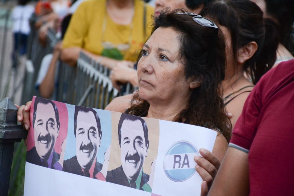 Con pancartas e imágenes del expresidente Raúl Alfonsín, militantes y ciudadanos jujeños acompañaron el acto en la plaza Belgrano.