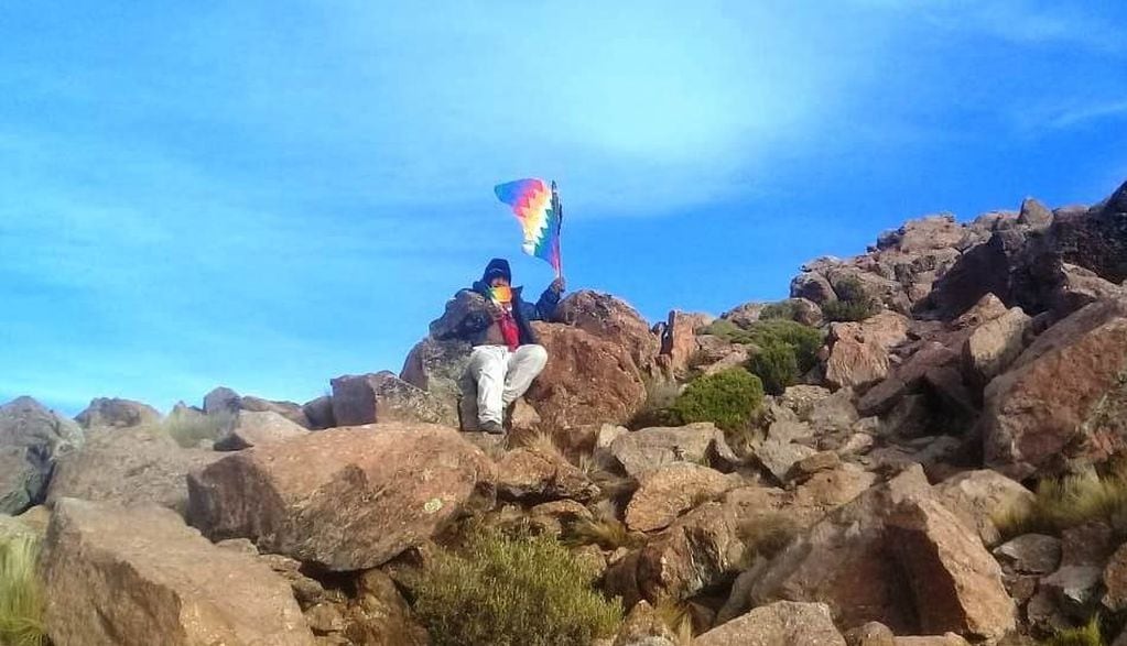 El renombrado músico quiaqueño Víctor "Toto" Valle, en la cumbre del cerro Escaya, en La Quiaca, donde celebró el Inti Raymi.